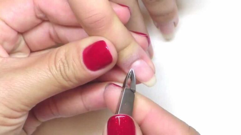 How to Use a Cuticle Pusher Safely